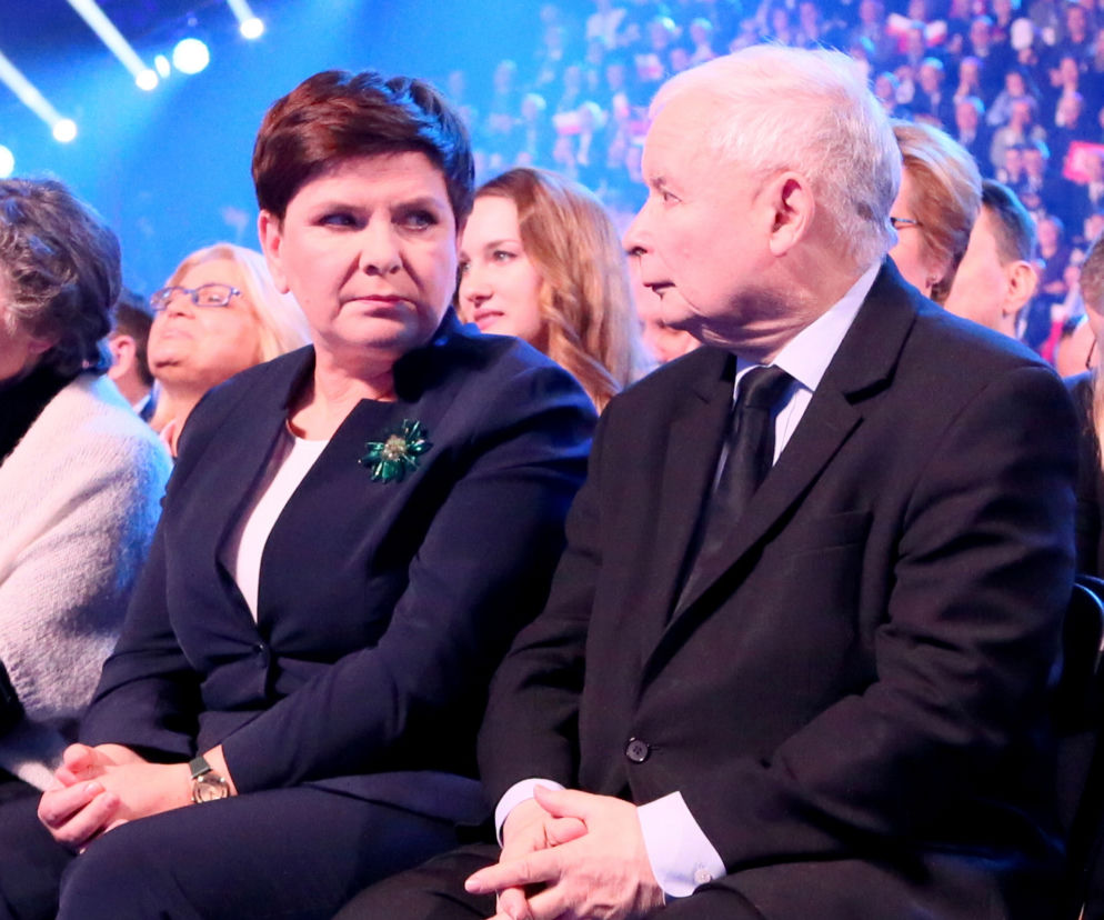 Beata Szydło i Jarosław Kaczyński siedzą obok siebie podczas konwencji. O pozycji byłej premier pisze SE Polityka.