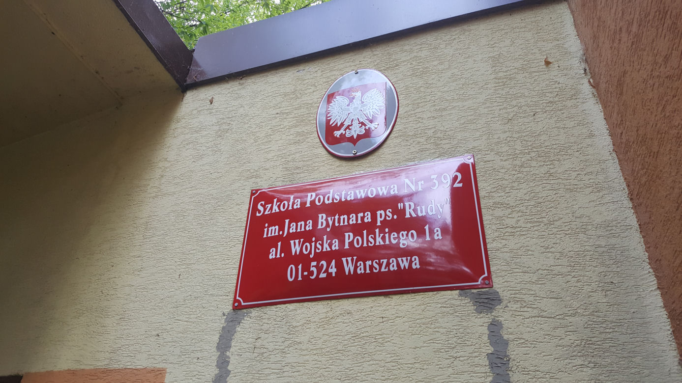 Przyciski pod biurkami nauczycieli