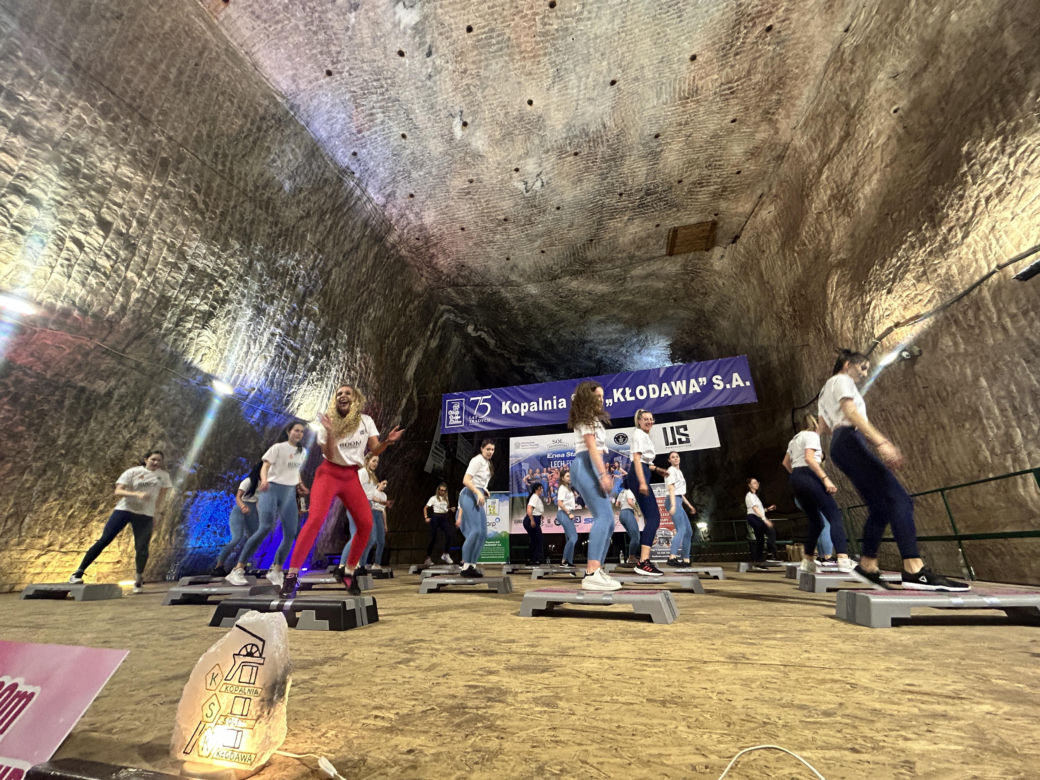 Trening fitness na stepie 600 metrów pod ziemią. Poznanianki zawalczyły o rekord Guinnessa