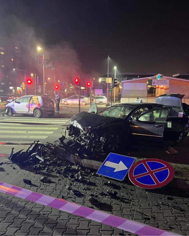 Kraków. Kraksa osobówek w Nowej Hucie. Auto staranowało słup