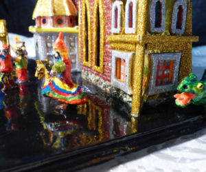 Miniatury szopek krakowskich zamyka w butelce