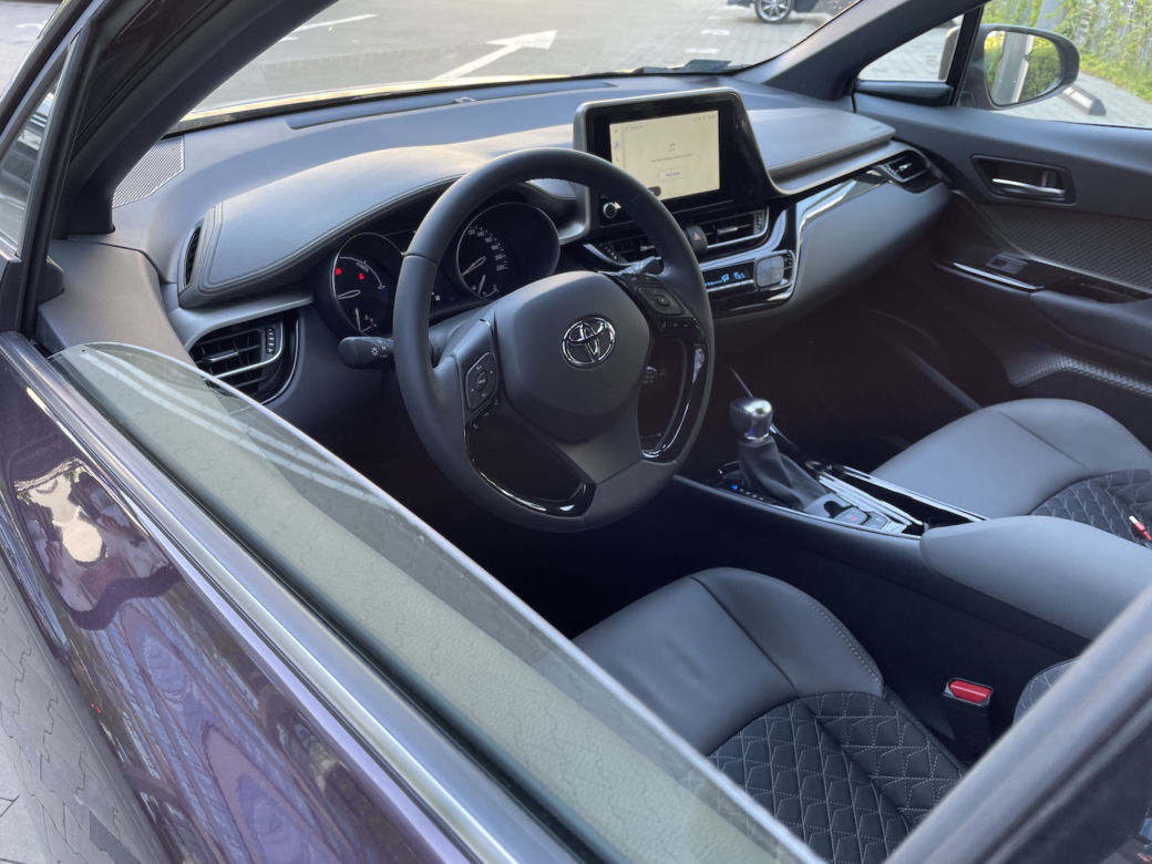 Toyota C-HR 2022 - wnętrze