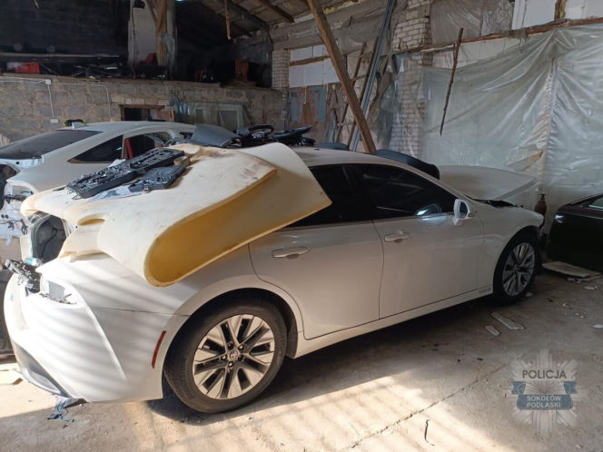 Funkcjonariusze z KPP Sokołów Podlaski zatrzymali na gorącym uczynku dwóch mężczyzn pracujących w dziupli samochodowej