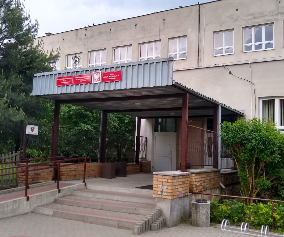 Dyrektor ZSP nr 5 w Białymstoku nakazał zakrywanie nosa i ust. Ze względu na wzrost liczby zachorowań