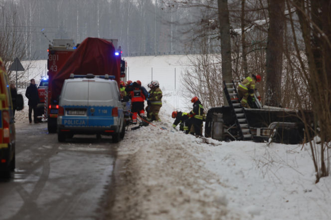 Poważny wypadek na Warmii i Mazurach. Lód paraliżuje region