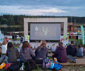 To jedyne takie kino plenerowe w Świętokrzyskiem. W Porcie Lubianka na leżakach i na kajakach