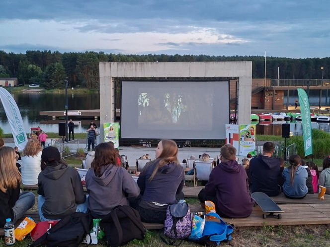 To jedyne takie kino plenerowe w Świętokrzyskiem. W Porcie Lubianka na leżakach i na kajakach