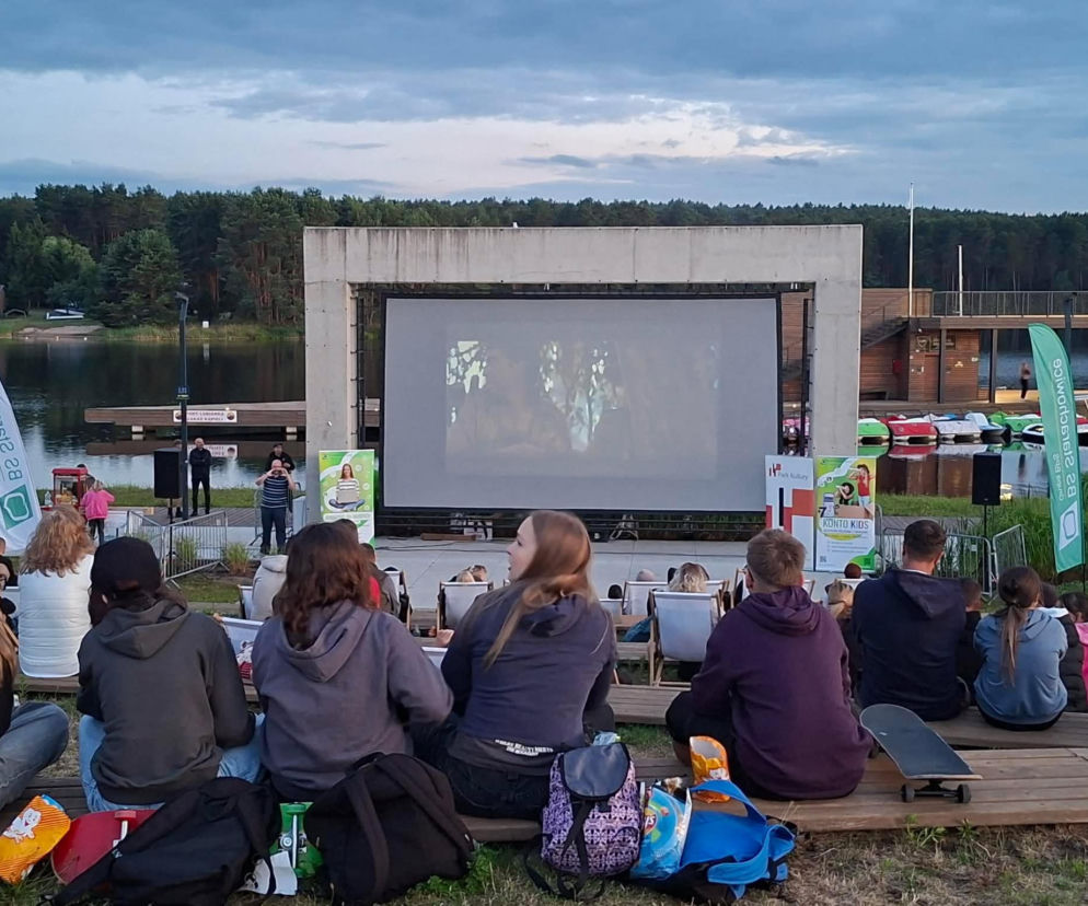 To jedyne takie kino plenerowe w Świętokrzyskiem. W Porcie Lubianka na leżakach i na kajakach