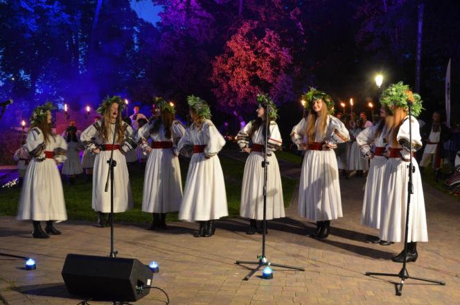 Dawne słowiańskie obrzędy ożyły w Parku Aleksandria w Siedlcach. Zespół Chodowiacy zaprezentował widowisko „Kupalnocka”