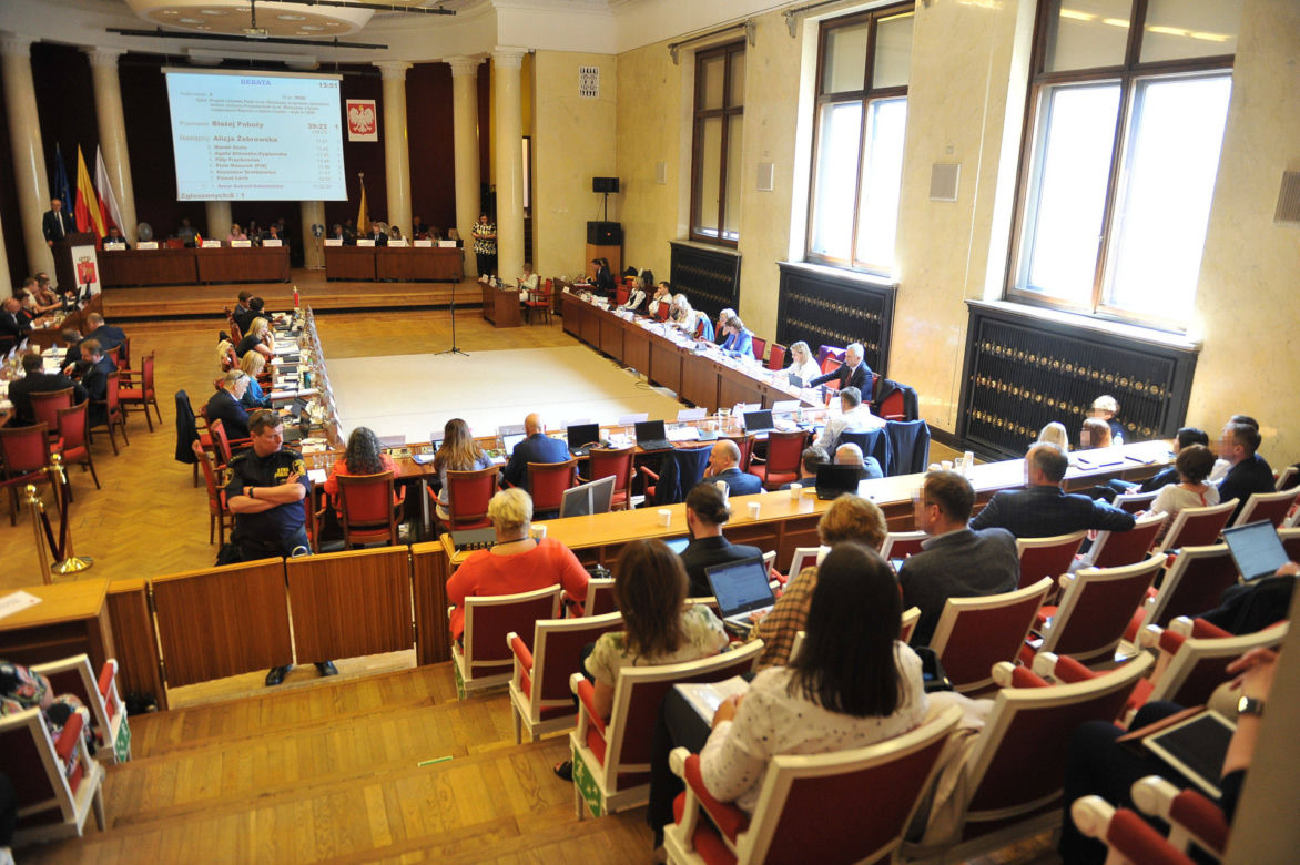 Rada Warszawy rozlicza Trzaskowskiego