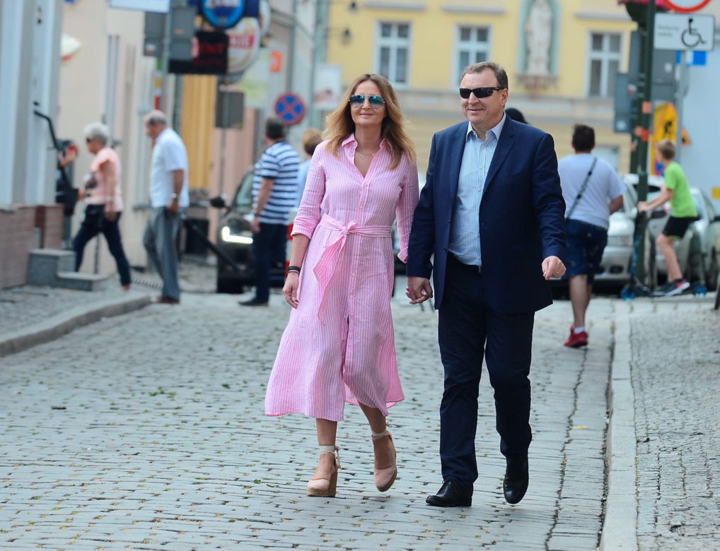 Jacek Kurski z żoną na spacerze w Opolu