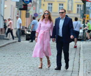 Jacek Kurski z żoną na spacerze w Opolu