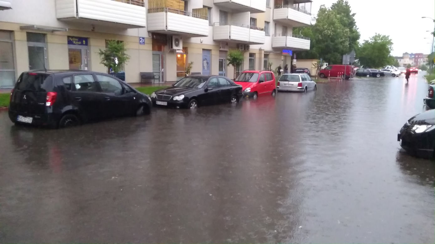 Powódź na ul. Zachodniej 15. Mieszkaniec: "Ręce opadają"