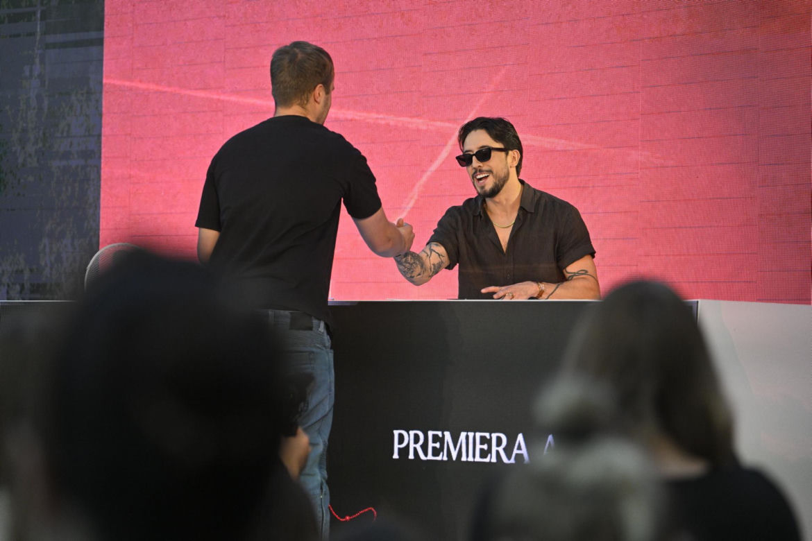 Dawid Kwiatkowski podpisuje płyty na spotkaniu z fanami