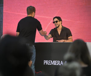 Dawid Kwiatkowski podpisuje płyty na spotkaniu z fanami