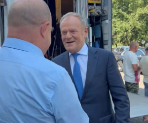 Premier Tusk odwiedził aktorów na planie Rancza. Takiej reakcji widzów się nie spodziewał!
