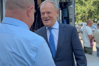 Premier Tusk odwiedził aktorów na planie Rancza. Takiej reakcji widzów się nie spodziewał!