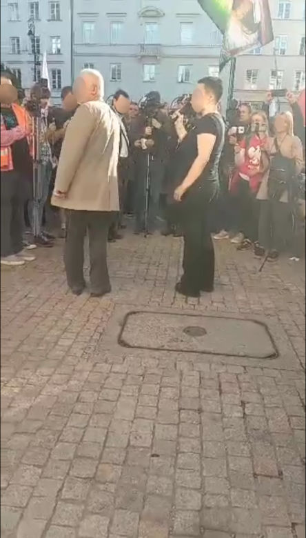 Wielka ewakuacja na Krakowskim Przedmieściu. Mężczyzna położył pocisk na trakcie