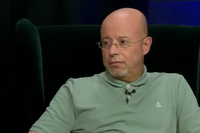 Profesor Andrzej Leder w okularach i zielonej koszulce polo. O polskiej tożsamości posłuchasz w Mediateka.