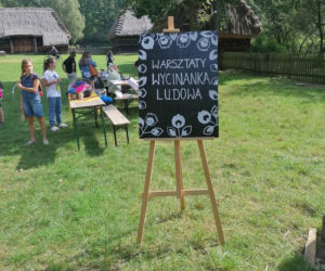 Warsztaty ludowej wycinanki w radomskim skansenie