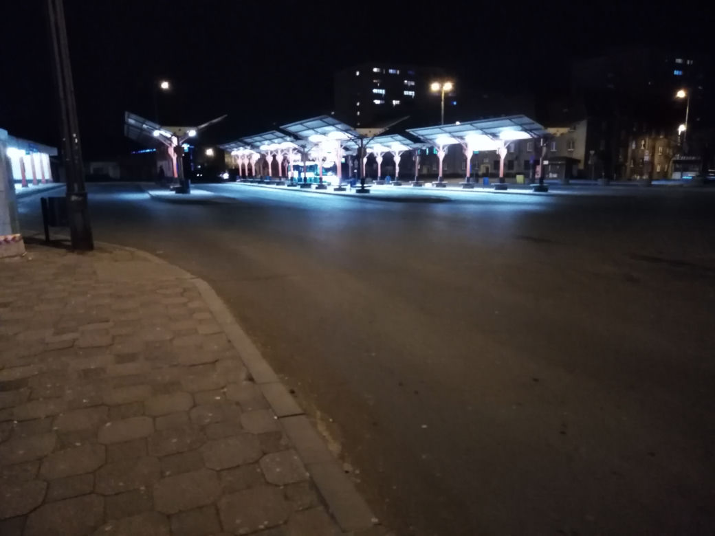 Przystanki świecą pustkami