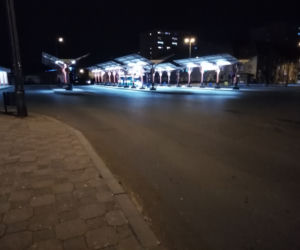 Przystanki świecą pustkami