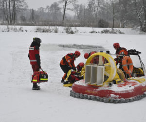 Gdy załamie się lód. Co robić, by uratować siebie lub kogoś, gdy wpadnie do wody?