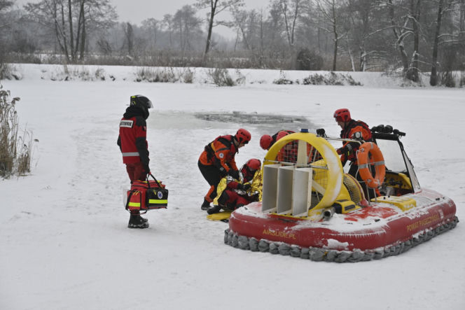 Gdy załamie się lód. Co robić, by uratować siebie lub kogoś, gdy wpadnie do wody?