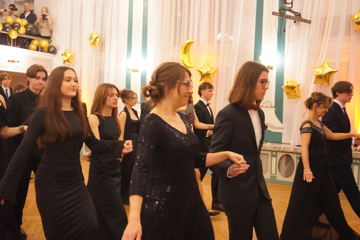 Polonez na Studniówce 2025 w II LO w Poznaniu
