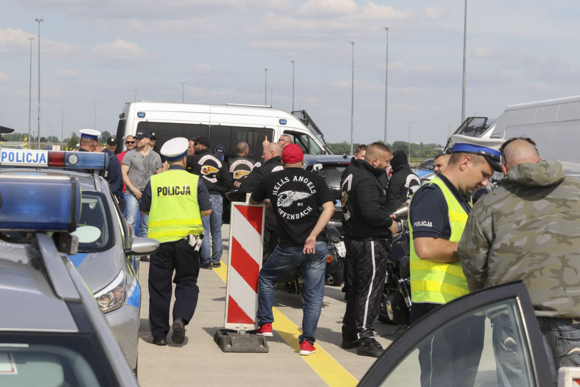 Policjanci pilnują gangu na motocyklach