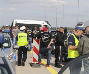 Policjanci pilnują gangu na motocyklach