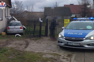 Staranował ogrodzenie i wpadł w kolektory słoneczne. 26-latek z promilami i bez uprawnień