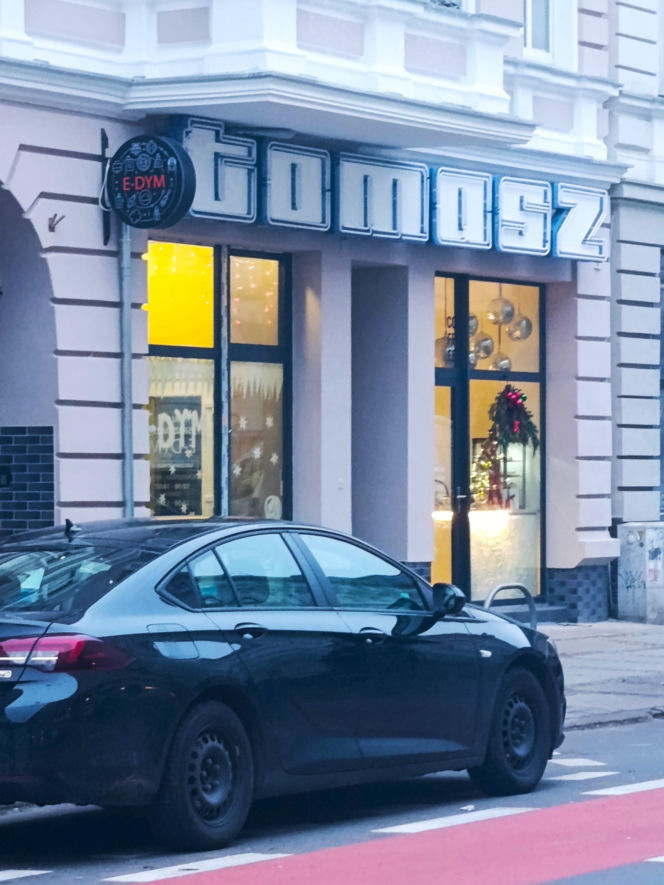 Neon "Tomasz" na ul. Rayskiego odzyskał dawny blask