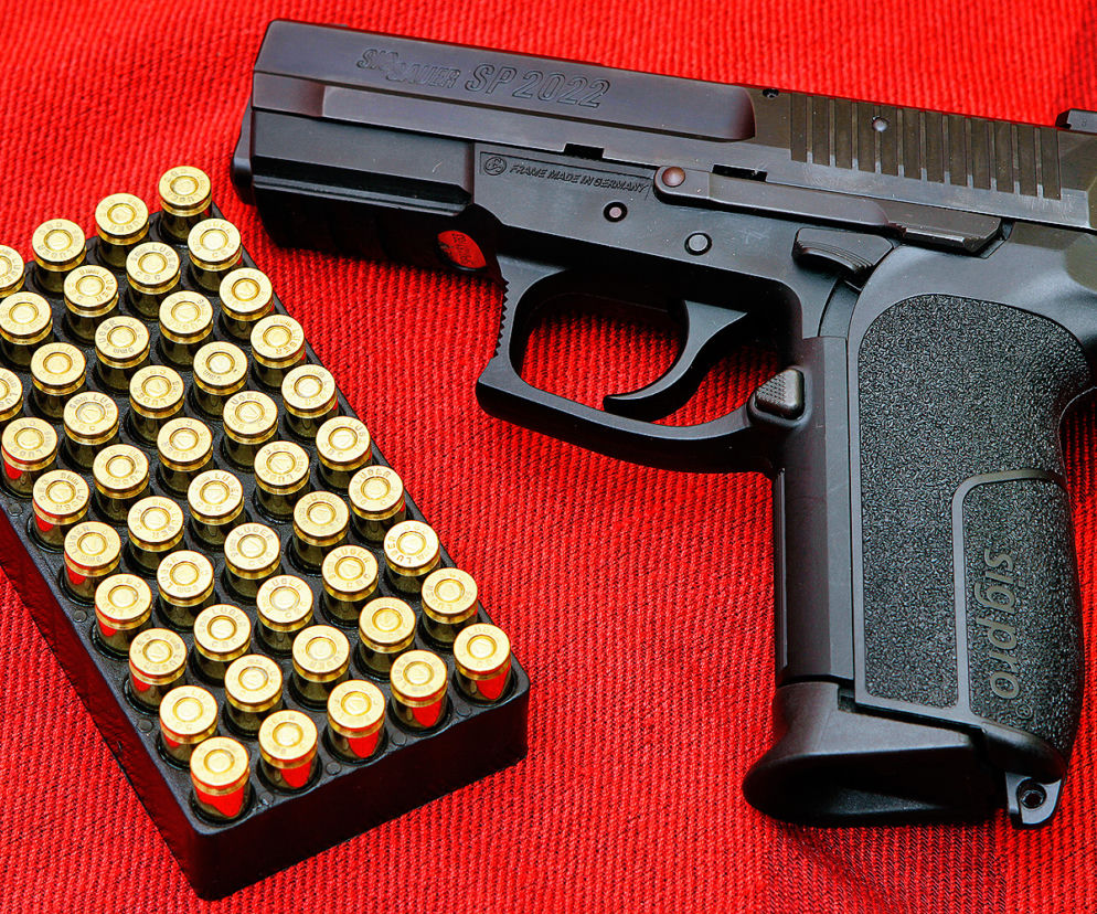 Mat. ilustracyjne. Na gdańskim Przymorzu 60-latka groziła bronią swoim sąsiadkom.