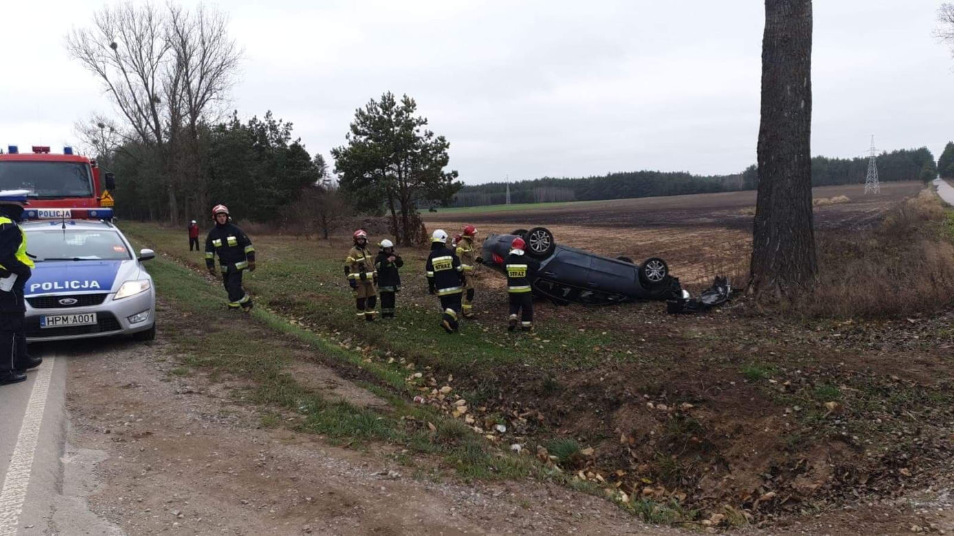 Mońki: Wypadek na DK 65. Citroen uderzył w drzewo. 7-letnia dziewczynka w szpitalu 