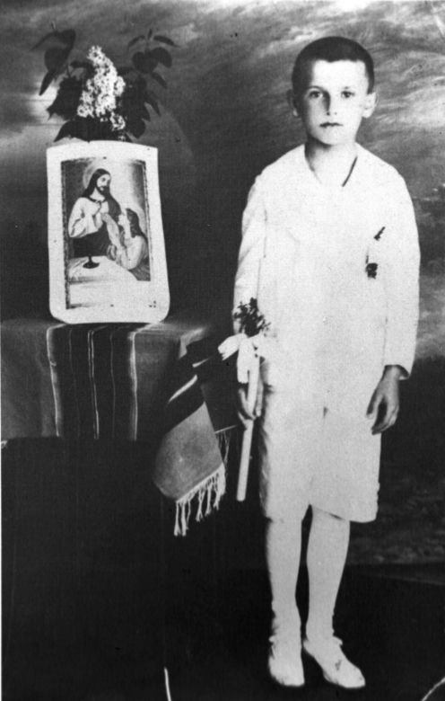 29 maja 1929 Karol Wojtyła przyjął I Komunię świętą.
