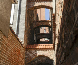 Najpiękniejsza uliczka w woj. warmińsko-mazurskim. Otwiera się tylko na kilka godzin