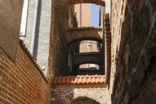 Najpiękniejsza uliczka w woj. warmińsko-mazurskim. Otwiera się tylko na kilka godzin