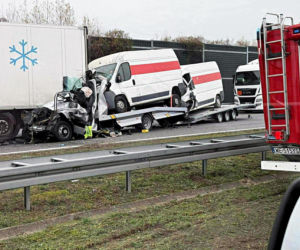 Pożar ciężarówki, potem wypadek. Laweta wioząca busy wjechała w tira na A2