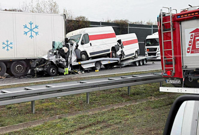 Pożar ciężarówki, potem wypadek. Laweta wioząca busy wjechała w tira na A2