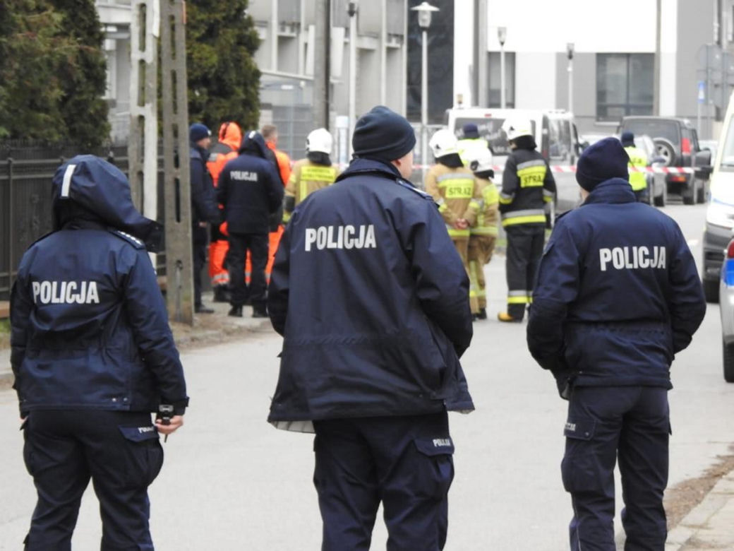 Pożar w salonie urody w Wawrze. Strażacy znaleźli podejrzaną paczkę, ewakuacja mieszkańców