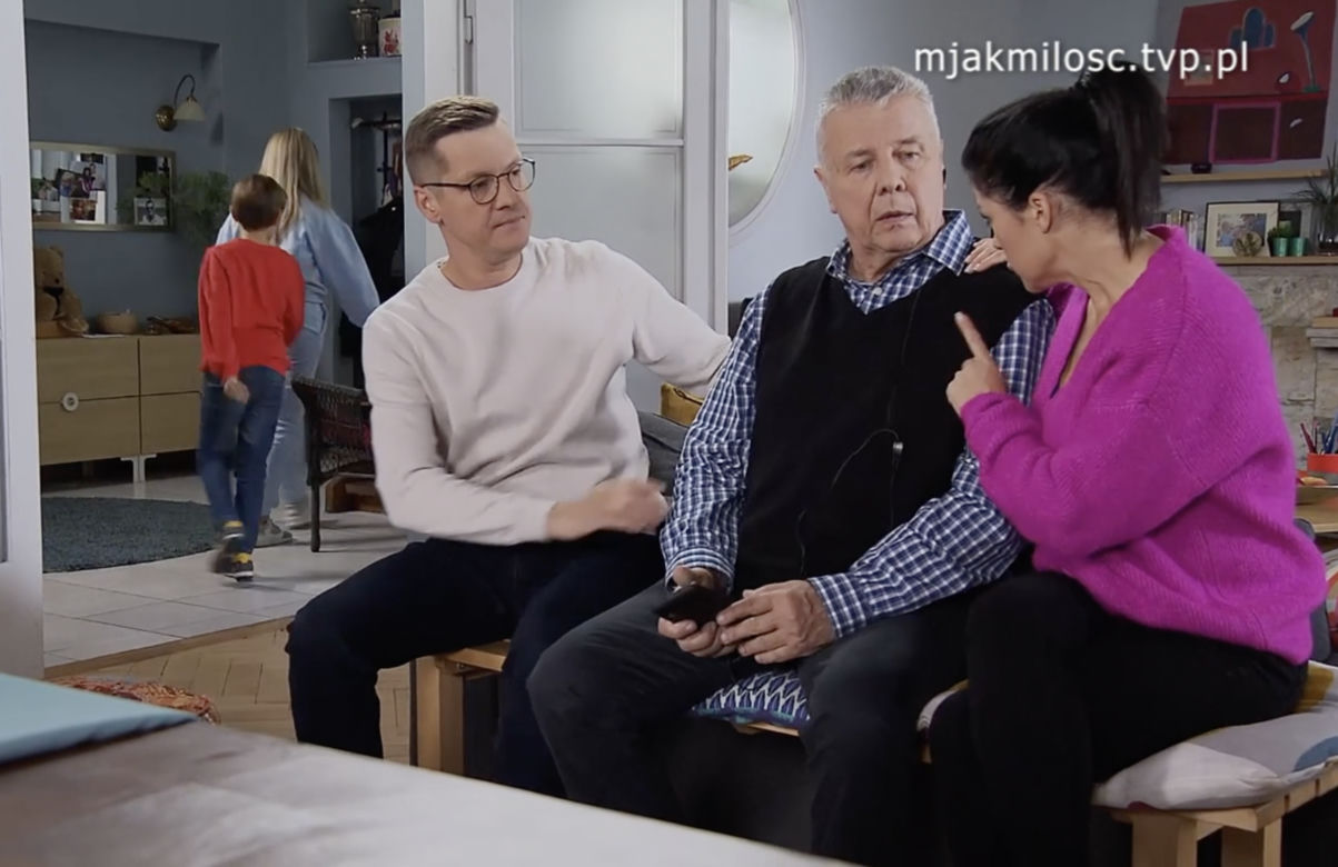 M jak miłość odc. 1712. Kinga (Katarzyna Cichopek), Piotrek (Marcin Mroczek), Misiek (Aleksander Bożyk), Lenka (Olga Cybińska), Marszałek (śp. Emilian Kamiński)