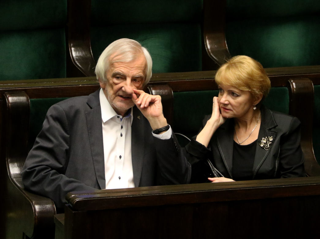 Tak maseczkę w Sejmie nosił Ryszard Terlecki. Teraz ma koronawirusa