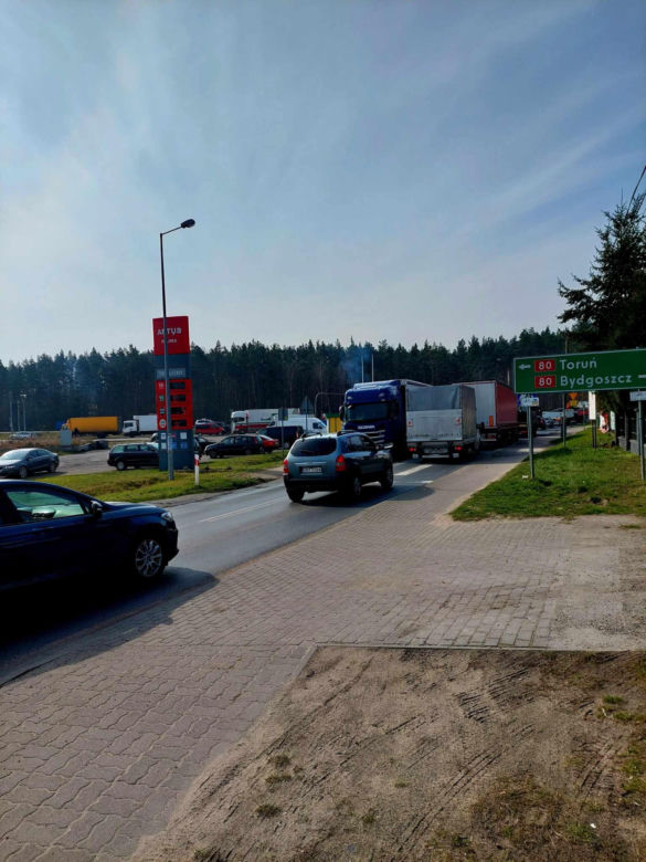 Totalna blokada DK 80 pod Bydgoszczą. Duże utrudnienia dla kierowców. Rolnicy ustawili barykadę, palą drewno, organizują pogrzeb [ZDJĘCIA]