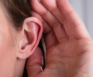 Ukryty niedosłuch długo nie daje typowych objawów. Naukowcy wskazują na jeden subtelny sygnał