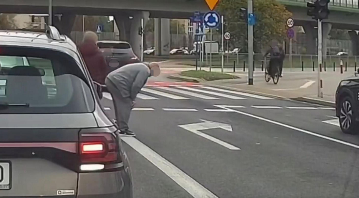 Kierowca Porsche zaatakował starszą kobietę. Chwilę potem uciekł spod świateł