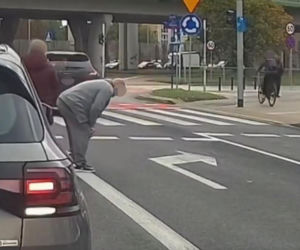 Kierowca Porsche zaatakował starszą kobietę. Chwilę potem uciekł spod świateł