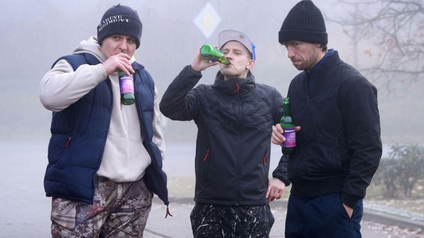Barwy szczęścia odc. 3183. młody Leszek Szymański (Maciej Czerklański), Matecki (Daniel Antoniewicz), drugi kolega (Arkadiusz Kowalski) 