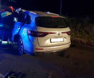 Białogrądy. Kierowca renault uderzył w drzewo. Tyle zostało z auta [ZDJĘCIA]