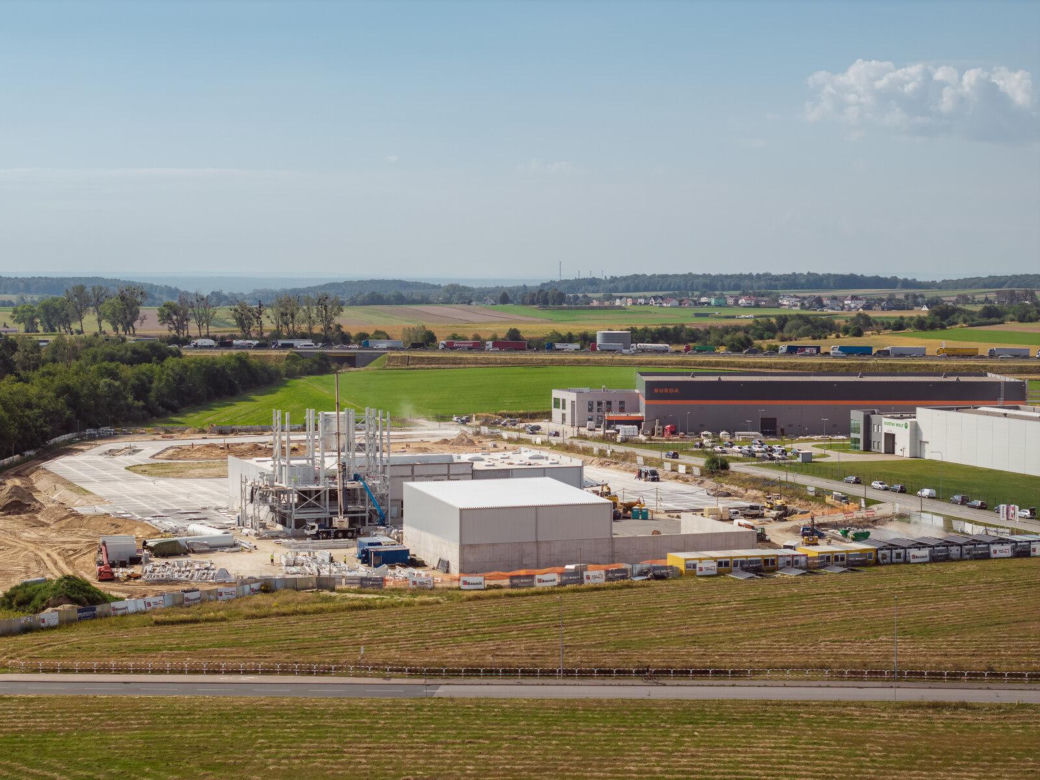Nowa fabryka za 100 mln zł powstaje pod Opolem. Jej 63-metrowa wieża zdominuje krajobraz